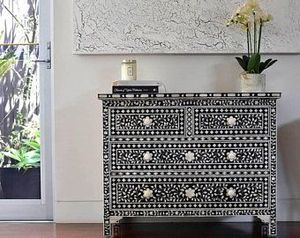 Mueble de Madera Hecho a Mano con Incrustaciones de Hueso Decorativas, Mesita de Noche con Cajón Lateral y Patrón Artesanal Tradicional - Product Image 3