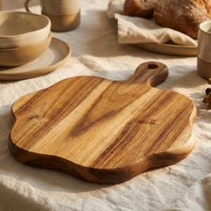 Planche à découper artisanale en bois d'acacia massif, forme naturelle, avec trou de suspension, grain naturel, pour légumes - Product Image 3