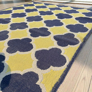 Tapis Dhurrie artisanal moderne en fil PET tissé plat, motif géométrique treillis jaune et bleu marine - Product Image 3
