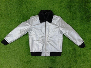 แจ็คเก็ตบอมเบอร์หนังสีเงินคุณภาพพรีเมียมสั่งทำพิเศษ พร้อมปกขนสัตว์เทียม ดีไซน์แฟชั่นสำหรับฤดูหนาว ซิปหน้า เสื้อคลุมผู้ชาย - Product Image 1