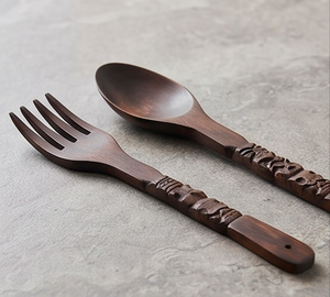 Ensemble de fourchette et cuillère en bois fait main, design traditionnel sculpté, finition mate, couverts réutilisables pour le camping et l'hôtellerie - Product Image 2