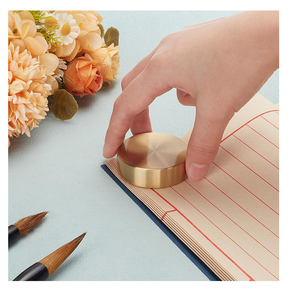 Prensapapeles de latón con un diseño redondo increíble, accesorios de escritorio al por mayor, prensapapeles de mesa de alta calidad y en oferta. - Product Image 1