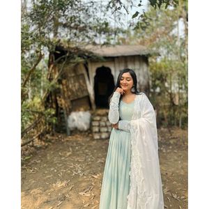 ชุดราตรีปักลวดลายสวยงามพร้อมชุดเดรสสีเขียวน้ำทะเล - Product Image 2