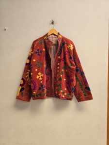 เสื้อแจ็คเก็ตกำมะหยี่สีส้มไหม้ลายซูซานีสำหรับผู้หญิง งานแฮนด์เมด ปักลายหลากสี สไตล์โบโฮ เอธนิค เสื้อโค้ทดีไซน์เนอร์ เสื้อคลุมผ้าฝ้าย - Product Image 3