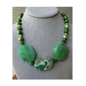 Collar con Colgante de Cuentas de Resina Hechas a Mano con Forma de Paz para Regalo de Mujer y Colección de Moda, Marca APEX ALIGN - Product Image 3