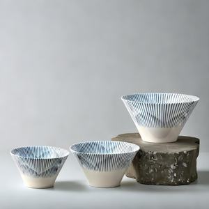 ชามเซรามิกวินเทจสำหรับเสิร์ฟสลัดพร้อมช้อน ชามเซรามิกสไตล์เรโทรญี่ปุ่นดีไซน์ลายเคลือบใต้ผิวแบบไม่สม่ำเสมอ โดย UO INDIA - Product Image 6