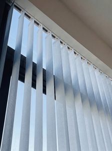 Persianas verticales de tela de poliéster tejida en azul claro, persianas modernas de corte estrecho con filtro de luz, manuales, para puertas de patio - Product Image 4