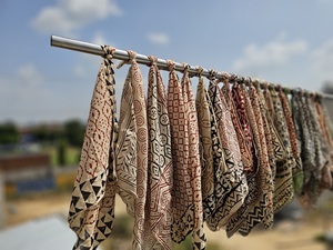 Pañuelo de Seda Étnico Cuadrado con Estampado de Rayas/Argyle para Mujer, Estilo Dulce de Primavera, Agradable al Tacto, Accesorio de Moda - Product Image 3