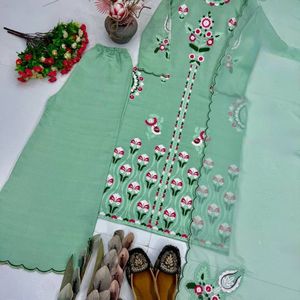 Ensemble Kurti Palazzo Vertical Lourd avec Broderie, Travaux Cousus Main et Dupatta en Organza – Tenue Ethnique de Créateur pour Femme - Product Image 4