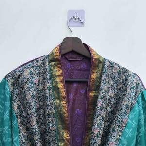 Kimono indio vintage reciclado de sari, patchwork floral sólido, transpirable, de secado rápido, cómodo, de seda japonesa, para playa o como pareo nupcial. - Product Image 3