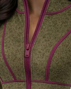 Ensemble de yoga deux pièces vert olive pour femme : haut court zippé et pantalon évasé taille haute, avec coutures contrastées imprimées, tenue de sport personnalisée - Product Image 5