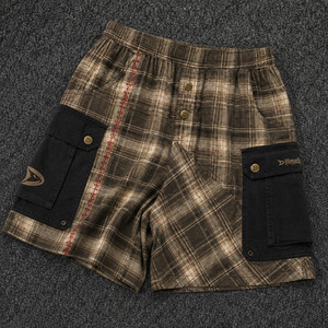 Shorts cargo boxers à carreaux crème Y2K pour hommes, streetwear multi-poches, accents noirs sur les poches, faible MOQ, shorts utilitaires - Product Image 1