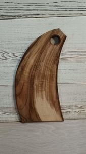 Planche à découper en bois de noyer massif, bois dur naturel, forme incurvée et trou de suspension pour cuisine et restaurant - Product Image 3