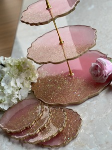 Soporte de Pastel de Resina Rosa de Tres Niveles con Detalles de Brillo Dorado, Exhibidor de Postres de Lujo para Decoración de Fiestas y Recepción de Invitados en el Hogar - Product Image 4
