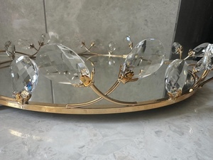 Bandeja Redonda Metálica de Almacenamiento con Detalles de Cristal, Acabado Dorado, Superficie Pulida, para Uso en Mesa, Diseño Moderno y Lujoso - Product Image 4