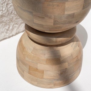 Table d'appoint en bois de manguier Vandana Orion Elara Hourglass, meuble d'appoint sculpté moderne - Product Image 4