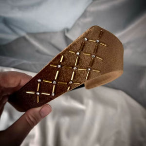 Diadema de terciopelo marrón con bordado de cuentas doradas, accesorio para el cabello hecho a mano para mujer, ideal para bodas y fiestas, banda ancha estilo Alice. - Product Image 1