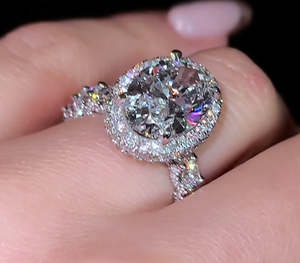 Bague en or blanc 14 carats avec diamant de laboratoire CVD ovale de 4 carats, couleur VS DEF, certifié IGI, serti halo - Product Image 6