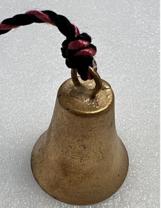 Campana Decorativa Artesanal de Hierro con Acabado Dorado, Adorno Colgante para Patio y Jardín de Estilo Rústico - Product Image 1