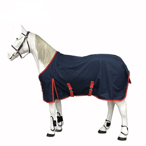 Couvertures de cheval confortables, durables, imperméables, unies, en nylon et polyester, personnalisables, service OEM ODM, 2 pattes - Product Image 1