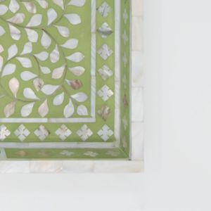 Plateau de service carré de luxe écologique en nacre incrustée, durable, poli, motif mosaïque géométrique, fait main - Product Image 3