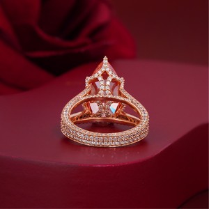 Bague de fiançailles en or rose 14 carats avec diamant de laboratoire taille poire rouge vif, clarté VS1, sertie à griffes et tige fendue pavée - Product Image 4