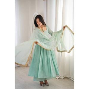 Ensemble Anarkali trois pièces élégant et moderne avec robe, pantalon et dupatta, col en dentelle (avant et arrière) pour les occasions de fête - Product Image 1