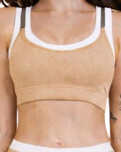 Ensemble de sport personnalisé pour femme : soutien-gorge contrastant beige, blanc et tan, et pantalon évasé taille haute extensible pour yoga, fitness et gym – Vente en gros OEM - Product Image 3