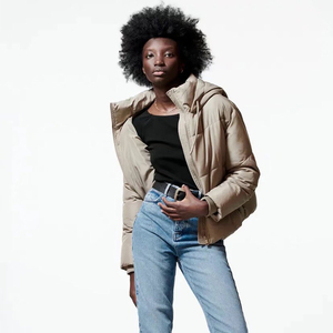 Chaqueta acolchada con capucha para mujer, abrigo corto grueso y cálido para invierno con cremallera y cordón ajustable - Product Image 3