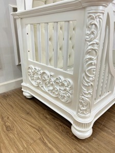 Lit bébé classique de luxe en bois massif sculpté à la main, design royal, mobilier de chambre d'enfant, fabricant de lits bébé élégants - Product Image 2