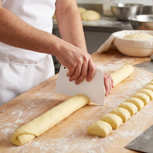 Raspador de masa multiusos de plástico antibacteriano Atlas Star blanco, apto para lavavajillas, reutilizable, para pan, pasteles y fondant. - Product Image 5