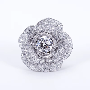 Bague de luxe en forme de fleur avec diamants de laboratoire blancs DEF VVS sur les côtés, or massif 18 carats, certifiée IGI - Product Image 6