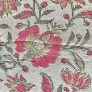 Tela de algodón estampada a mano – Diseño floral Mughal grande |   Textil Tradicional Indio en Rosa, Verde Oliva y Gris - Product Image 3