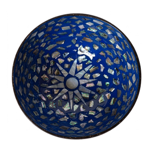Bol en coquille de noix de coco avec motif géométrique sculpté, construction écologique, finition raffinée et polie pour cuisines - Product Image 1