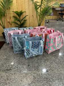 Lote al por mayor de bolsos tote acolchados con bordado, cierre de cremallera, diseño floral, para regalo nupcial, playa, fin de semana, viaje de una noche, o uso casual. - Product Image 3