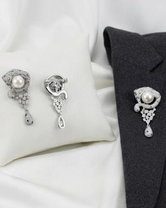 Broche élégante en cristal argenté avec perle et motif animal, épinglette en cristal, bijou pour femmes et hommes, idéale pour les mariages et occasions spéciales - Product Image 1
