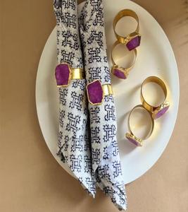 Ronds de serviette en agate violette glamour avec base en métal doré pour la décoration de table - Product Image 2