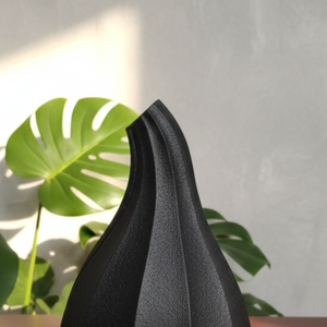 Vase en métal moulé noir mat de style nordique, pot à fleurs géométrique abstrait moderne pour décoration minimaliste de la maison, centre de table de luxe - Product Image 4