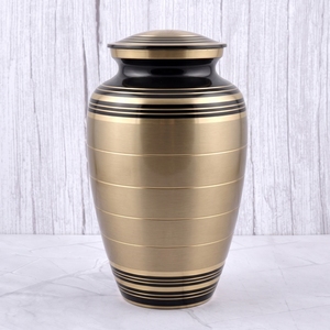 Urna funeraria de latón dorada y negra a rayas para cenizas humanas, con superficie pulida, para memoriales funerarios y entierros. - Product Image 1
