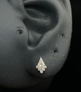 Boucles d'oreilles minimalistes en diamant de culture en forme de cerf-volant en or 14 carats pour piercing hélix - Product Image 1