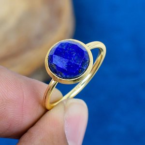 Bague en pierre précieuse naturelle Lapis Lazuli, forme ronde, faite à la main, plaqué or 18 carats sur argent sterling 925 - Product Image 1