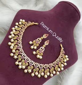 Conjunto de collar chapado en oro con incrustaciones de rubíes y esmeraldas al estilo tradicional afgano Kuchi Guttapusalu - Product Image 6