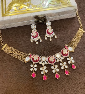 Ensemble de colliers ras-de-cou tendance en laiton plaqué or avec moissanite et perles, motif floral, pour femmes, pour les occasions de mariage et de fête - Product Image 3