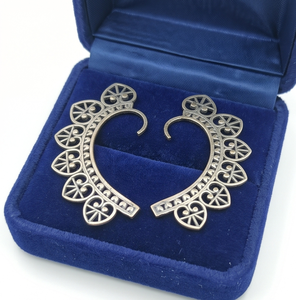 DIVYORO - Aretes de Oreja con Forma de Corazón Floral en Plata Oxidada Estilo Antiguo - Product Image 2