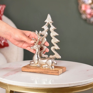 Encantadora Figura de Reno Plateado y Árbol de Navidad Montada Sobre una Base de Madera para Decoración Festiva y Exhibición en Mesa - Product Image 5