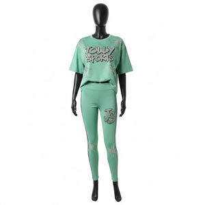ชุดเสื้อยืดและเลกกิ้งผ้าฝ้ายผสมสแปนเด็กซ์สีเขียวมิ้นท์สำหรับผู้หญิง น้ำหนัก 220 GSM เนื้อผ้านุ่มยืดหยุ่น พร้อมโลโก้ประดับเพชรแบบกำหนดเอง - Product Image 1