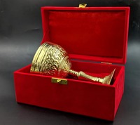 Calice en laiton gravé avec boîte en velours, décor religieux orné, verre à vin, coupe de communion avec motif royal en relief