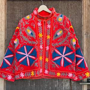 Chaqueta de terciopelo verde con bordado a mano, estilo bohemio, chaqueta bordada Suzani, chaqueta corta - Product Image 2