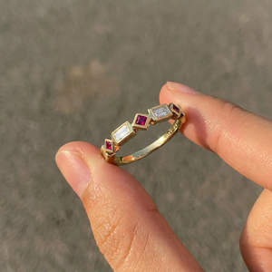 Superbe bague classique en or jaune 18 carats avec diamant naturel et pierre précieuse de couleur, rubis taille princesse, pour femme - Product Image 2