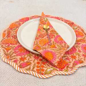Ensemble de sets de table et de serviettes matelassés à motifs floraux orange faits à la main, tissu imprimé au bloc, facile d'entretien, lavable en machine - Product Image 3